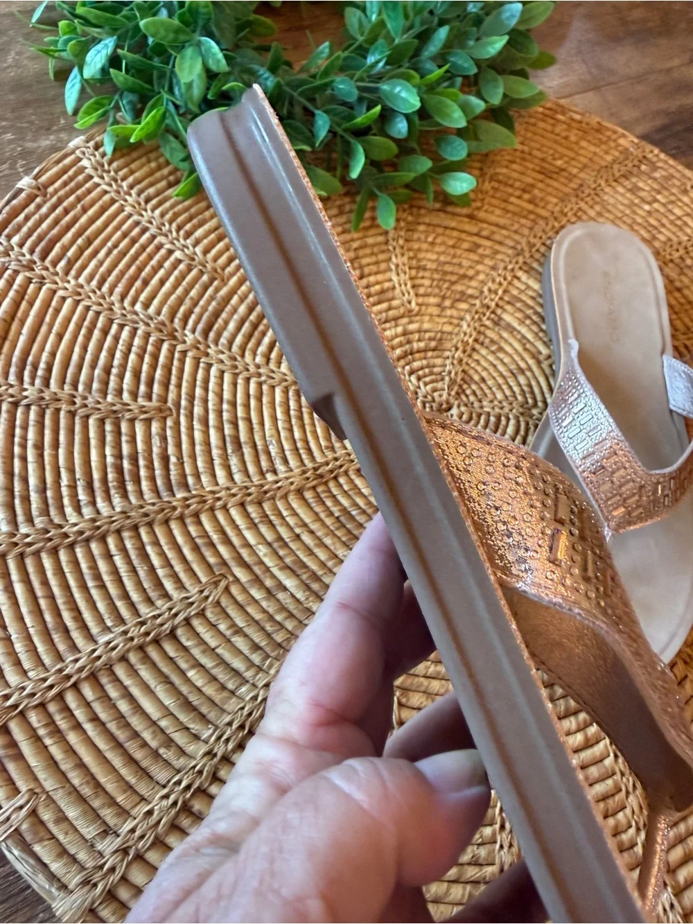 New Andiamo Womens Metallic Rose Gold Flip Flop Sandals